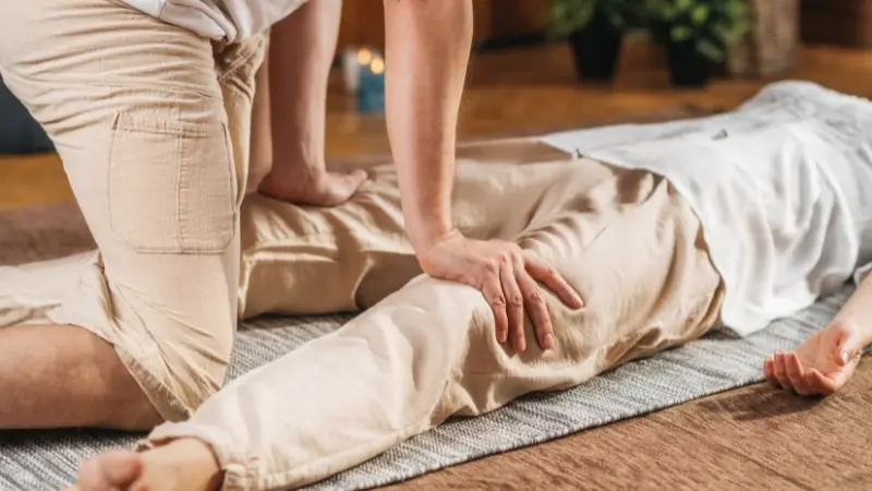 Curso de masaje tántrico y tacto consciente para parejas con técnicas de masaje tailandés en Barcelona, Girona y el Maresme.